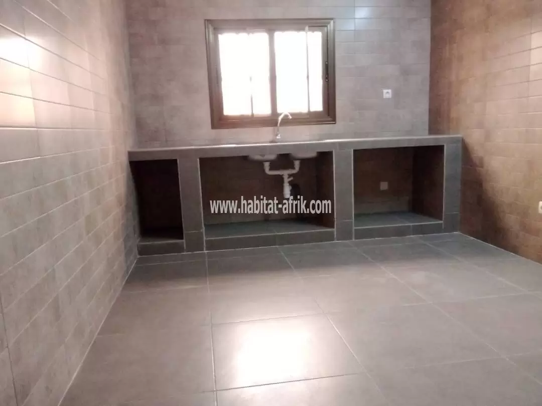 LOCATION APPARTEMENT COUR UNIQUE DE 3 CHAMBRES SALON A L'ÉTAGE A BÈ KPOTA LOMÉ-TOGO 