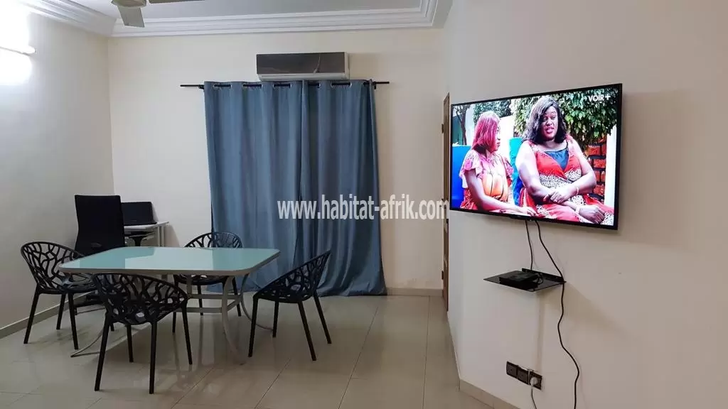 LOCATION APPARTEMENT MEUBLÉ SCINDÉ COUR UNIQUE A L'ÉTAGE DE 2 CHAMBRES SALON AVEC LEURS SALLES D'EAU PLACARD CUISINE TERRASSE A CASSABLANCA A CÔTÉ DE L'HÔTEL TODMAN LOMÉ-TOGO 