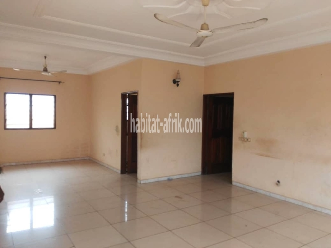 LOCATION mini villa dd 3 chambres salon wc douche cuisine interne + dépendance à Atsiégou lycée technique Lomé-Togo 