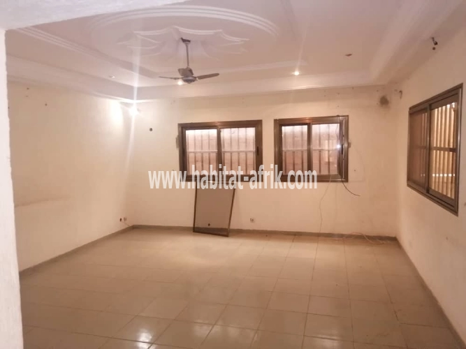 Vente Maison duplex sur demi lot 10 pièces à agoè kossigan Lomé-Togo 