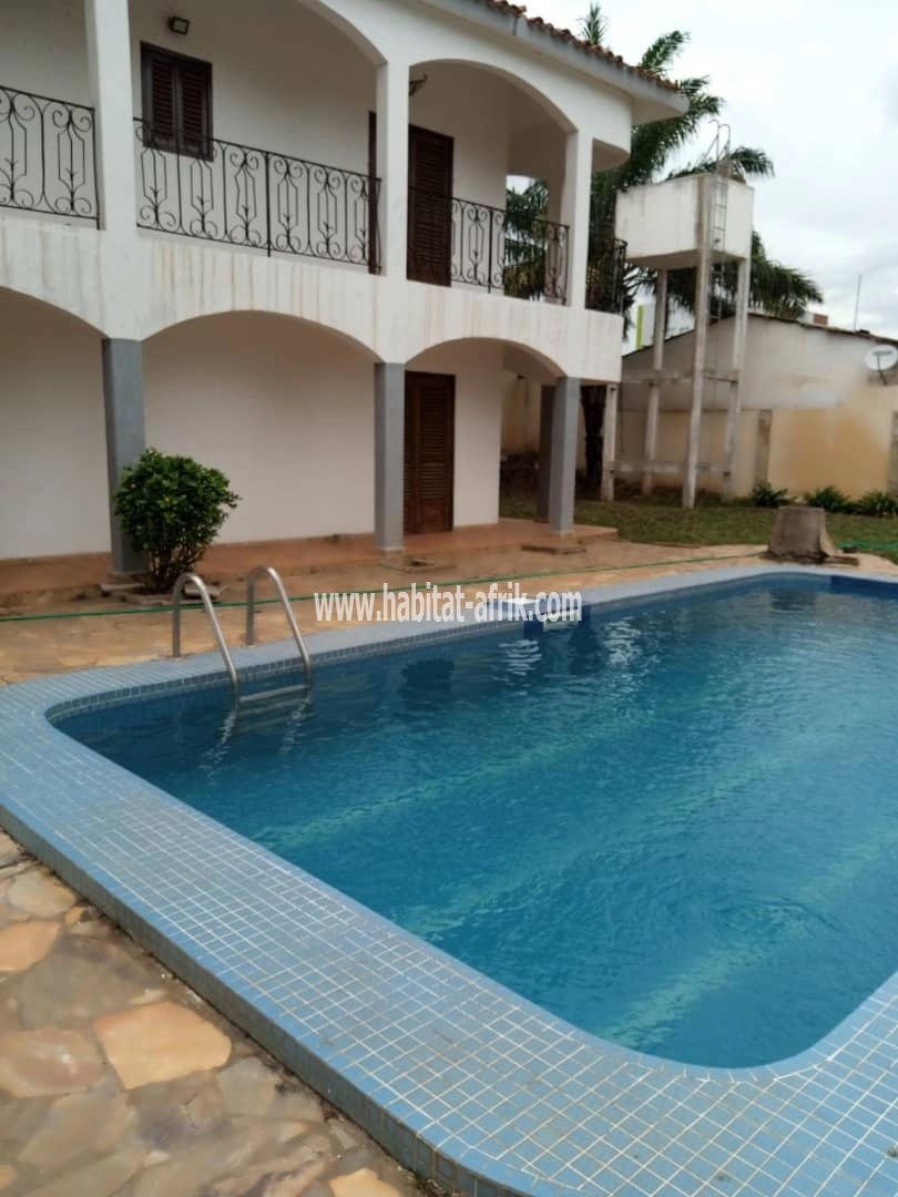 LOCATION Villa Duplex 8 chambres salon + 5 dépendance à cassablanca Lomé-Togo 