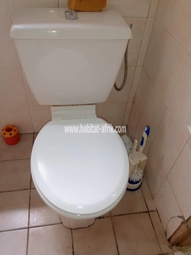 Vente Maison sur demi lot avec titre foncier 3 chambres salon wc douche cuisine interne à adidogome douane Lomé-Togo 