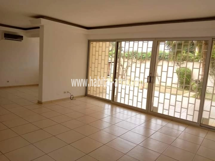 LOCATION VILLA AVEC PISCINE CLIMÉ AU REZ DE CHAUSSÉE À NUKAFU CERFER LOMÉ-TOGO 