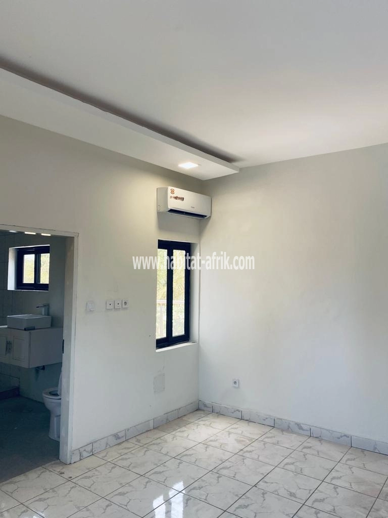 LOCATION VILLA DUPLEX 3 CHAMBRES 2 SALON 2 cuisine A ATSIEGOU TOGO 2000 A 50 MÈTRES DE LA ROUTE LOMÉ-TOGO 