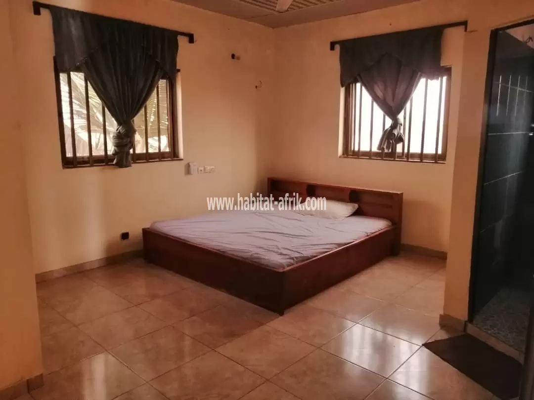 LOCATION APPARTEMENT CHAMBRE SALON WC DOUCHE CUISINE INTERNE A AGOÈ 2 LIONS 100 MÈTRES DU GOUDRON LOME TOGO 