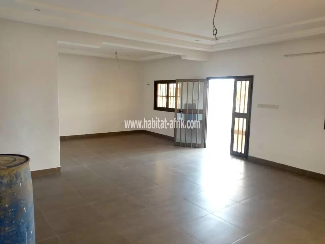 LOCATION APPARTEMENT COUR UNIQUE DE 3 CHAMBRES SALON A L'ÉTAGE A BÈ KPOTA LOMÉ-TOGO 