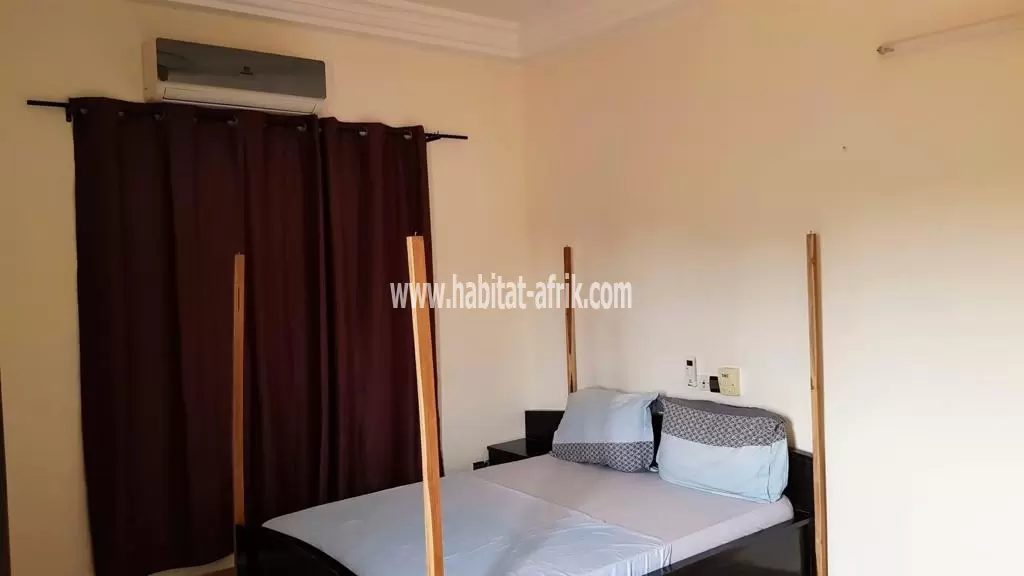 LOCATION APPARTEMENT MEUBLÉ SCINDÉ COUR UNIQUE A L'ÉTAGE DE 2 CHAMBRES SALON AVEC LEURS SALLES D'EAU PLACARD CUISINE TERRASSE A CASSABLANCA A CÔTÉ DE L'HÔTEL TODMAN LOMÉ-TOGO 