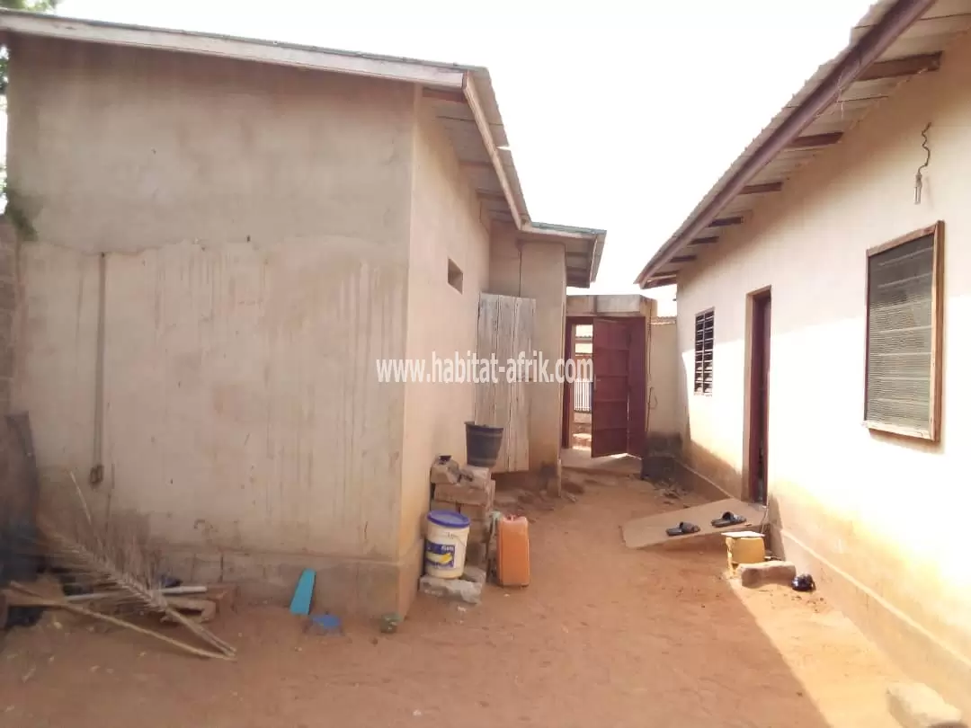 MAISON À VENDRE 4 PIÈCES SUR DEMI LOT A AGOÈ LEGBASSITO LOMÉ-TOGO 