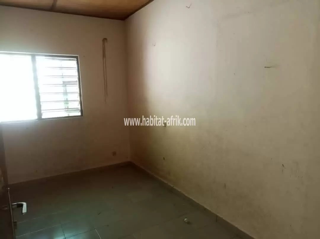 LOCATION APPARTEMENT SCINDÉ EN SON COIN 2 CHAMBRES A AVÉDJI DIASPORA LOMÉ-TOGO SALON A 