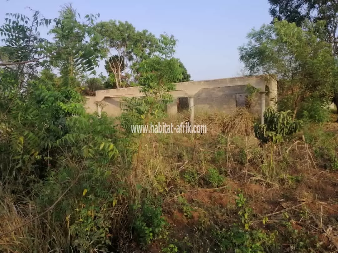 MAISON INACHEVÉ À VENDRE SUR 1 LOT ET DEMI 900 MÈTRE CARRÉ JUSTE APRÈS PÉAGE 200 MÈTRES DU CONTOURNEMENT LOMÉ-TOGO 