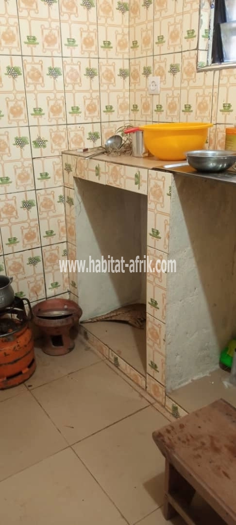 LOCATION Appartement d'une pièce WC douche cuisine interne à à avedji leo2000 antenne moov cafés de Paris Lomé-Togo 