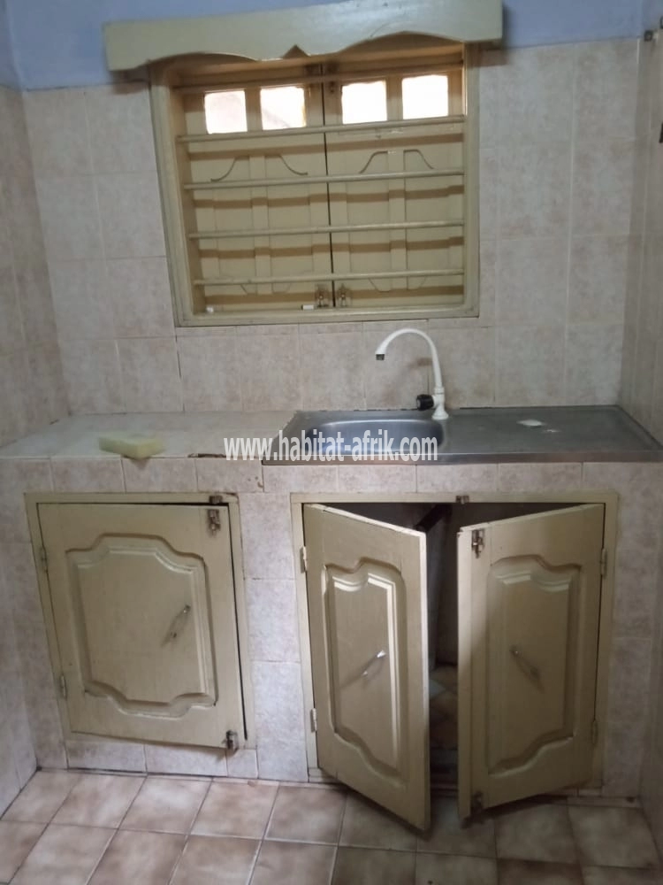 Vente Maison sur demi lot avec titre foncier 3 chambres salon wc douche cuisine interne à adidogome douane Lomé-Togo 