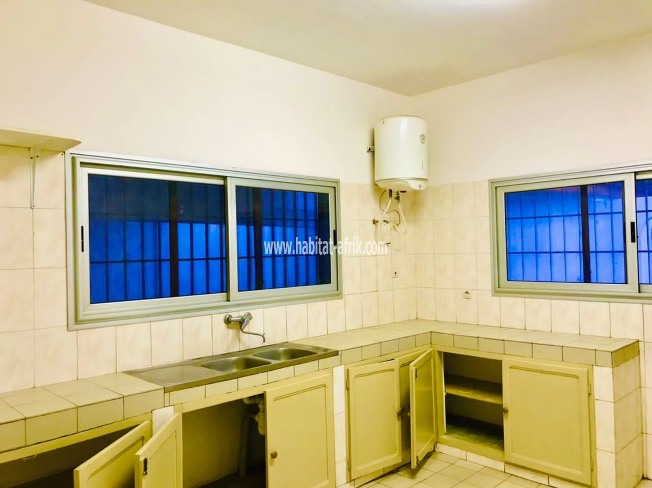 LOCATION VILLA DUPLEX 3 CHAMBRES 2 SALON 2 cuisine A ATSIEGOU TOGO 2000 A 50 MÈTRES DE LA ROUTE LOMÉ-TOGO 