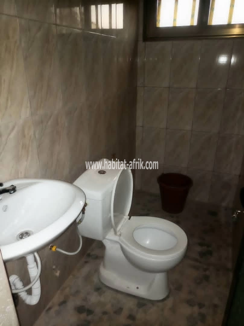 LOCATION APPARTEMENT COUR UNIQUE DE 2 CHAMBRES SALON A ZOSSIMÉ LOME-TOGO 