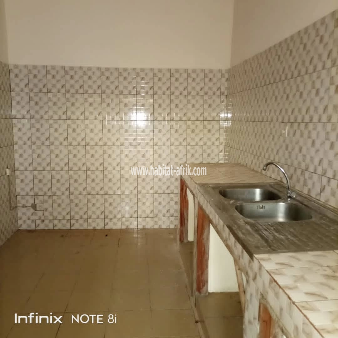 LOCATION MINI VILLA COUR UNIQUE DE 2 CHAMBRES SALON WCD CUISINE INTERNE A AVÉDJI LOMÉ-TOGO 