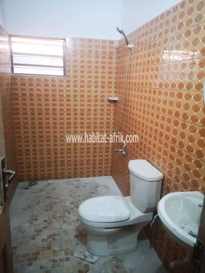 LOCATION APPARTEMENT CHAMBRE SALON WC DOUCHE CUISINE INTERNE A HEDJRANAWOE LOMÉ-TOGO 