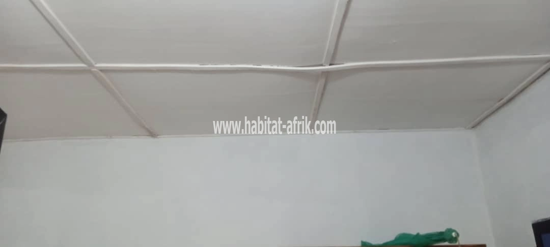 LOCATION Appartement d'une pièce WC douche cuisine interne à à avedji leo2000 antenne moov cafés de Paris Lomé-Togo 