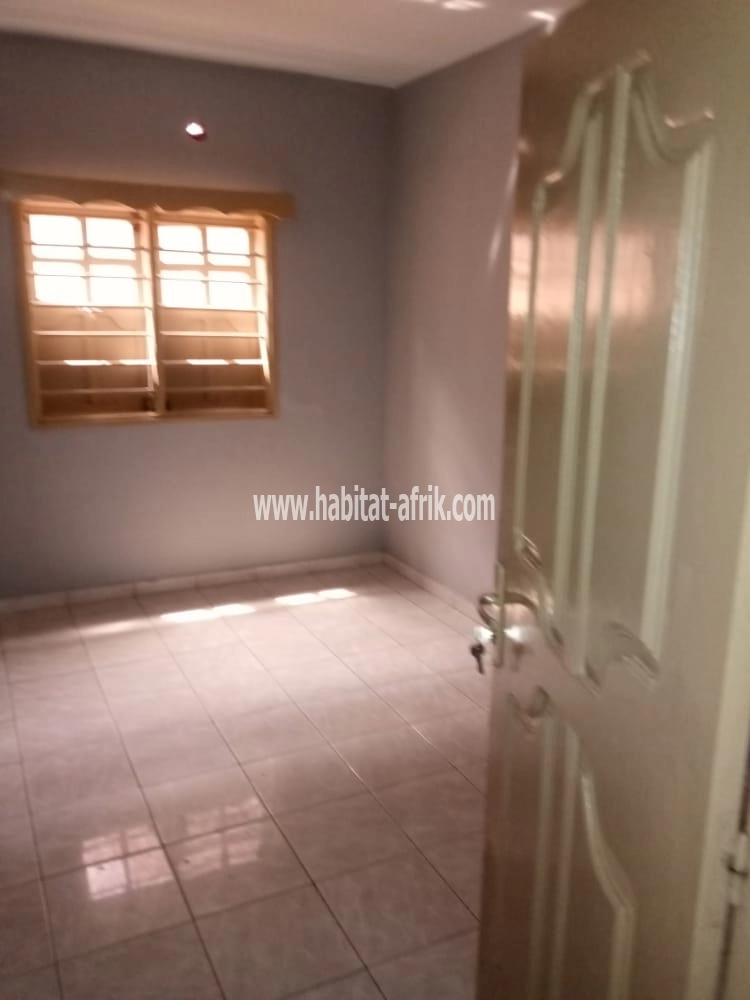 Vente Maison sur demi lot avec titre foncier 3 chambres salon wc douche cuisine interne à adidogome douane Lomé-Togo 