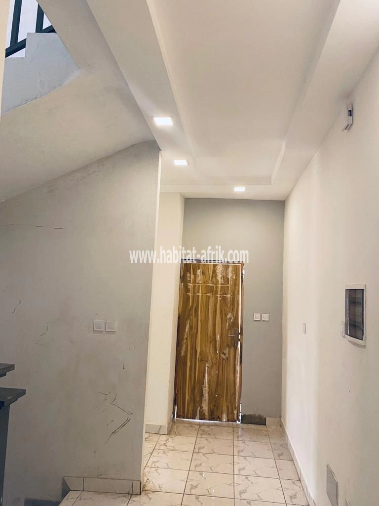 LOCATION VILLA DUPLEX 3 CHAMBRES 2 SALON 2 cuisine A ATSIEGOU TOGO 2000 A 50 MÈTRES DE LA ROUTE LOMÉ-TOGO 