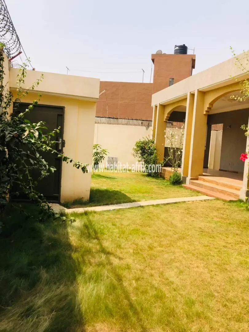 LOCATION VILLA 3 CHAMBRES SALON WC DOUCHE CUISINE INTERNE A ADIDOGOMÉ A 500 MÈTRES DU GOUDRON LA PAMPAR LOMÉ-TOGO 