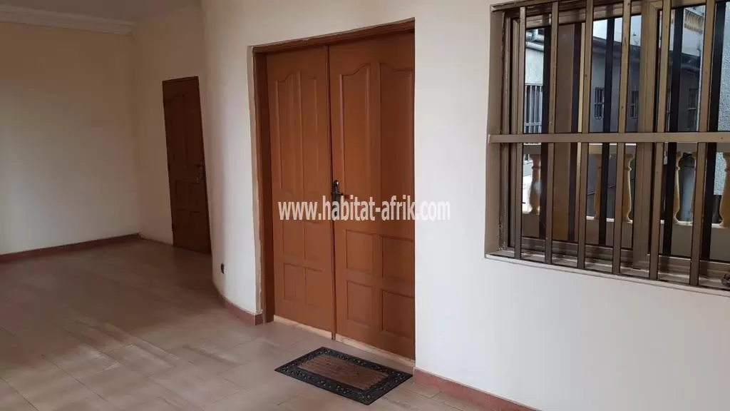 LOCATION APPARTEMENT MEUBLÉ SCINDÉ COUR UNIQUE A L'ÉTAGE DE 2 CHAMBRES SALON AVEC LEURS SALLES D'EAU PLACARD CUISINE TERRASSE A CASSABLANCA A CÔTÉ DE L'HÔTEL TODMAN LOMÉ-TOGO 