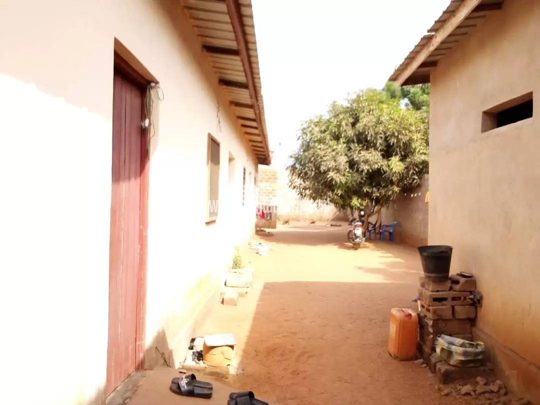 MAISON À VENDRE 4 PIÈCES SUR DEMI LOT A AGOÈ LEGBASSITO LOMÉ-TOGO 