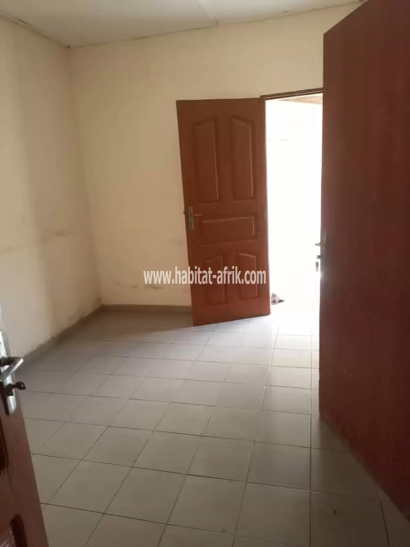 LOCATION APPARTEMENT SCINDÉ EN SON COIN 2 CHAMBRES A AVÉDJI DIASPORA LOMÉ-TOGO SALON A 