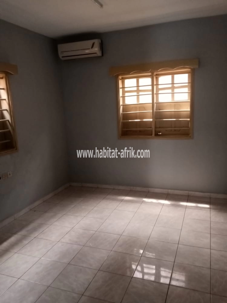 Vente Maison sur demi lot avec titre foncier 3 chambres salon wc douche cuisine interne à adidogome douane Lomé-Togo 