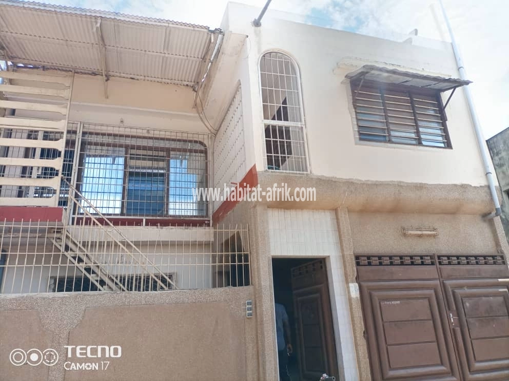 Maison à vendre sur demi lot 300 mètres carré à Forever Lomé-Togo 