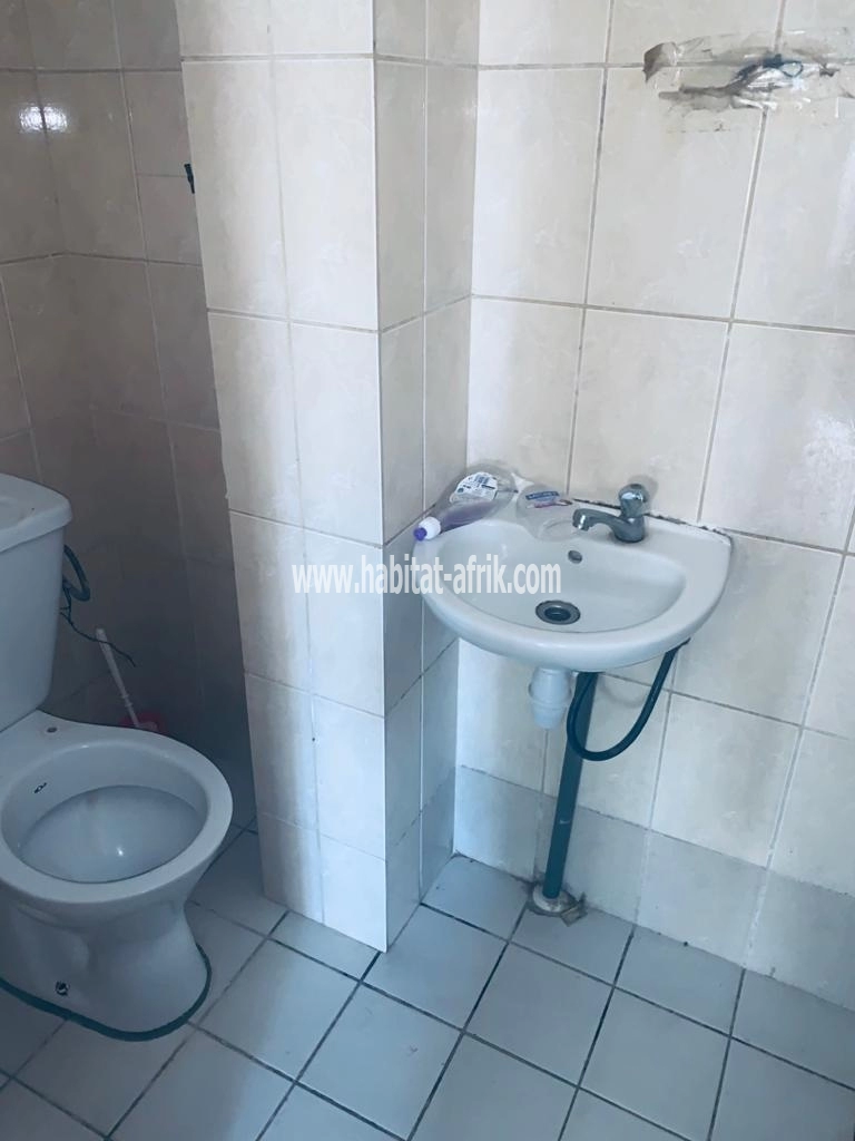 LOCATION VILLA 2 CHAMBRES SALON WCD CUISINE INTERNE COUR UNIQUE À WUITI CLIMÉ PLACARD LOMÉ-TOGO 
