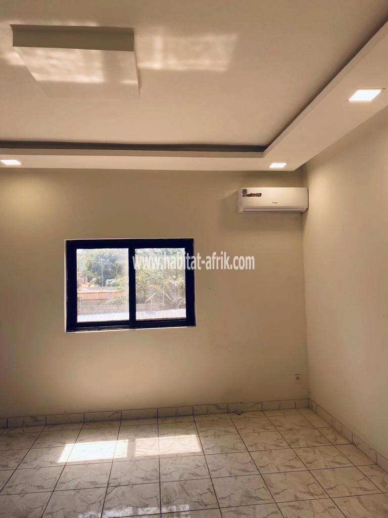 LOCATION VILLA DUPLEX 3 CHAMBRES 2 SALON 2 cuisine A ATSIEGOU TOGO 2000 A 50 MÈTRES DE LA ROUTE LOMÉ-TOGO 