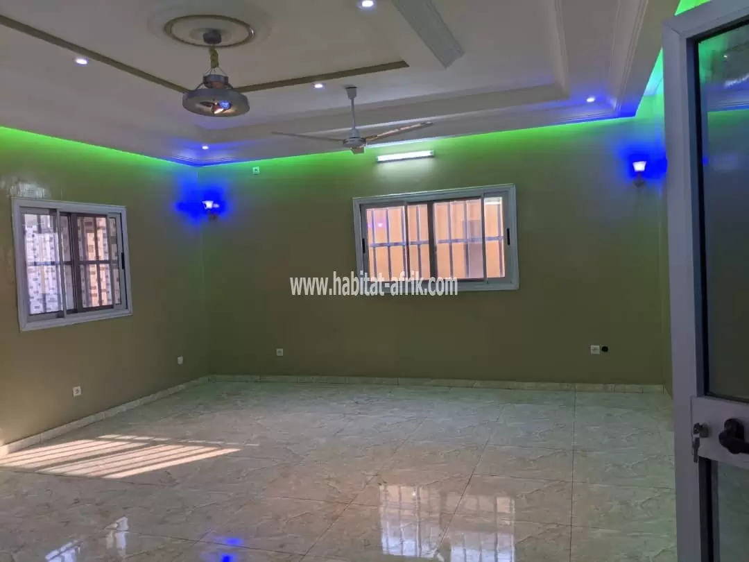 LOCATION VILLA moderne en baie vitrée staffé de 3 CHAMBRES SALON A AGOÈ ADOUGBA LOME-TOGO 