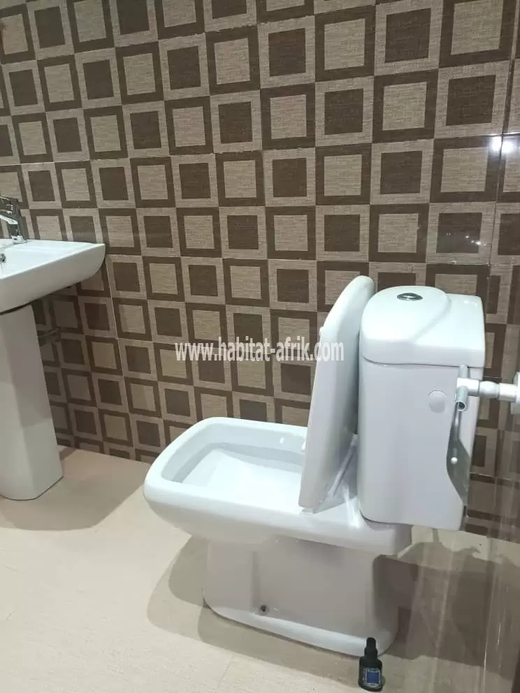 LOCATION VILLA 3 CHAMBRES SALON WC DOUCHE CUISINE INTERNE NON LOIN DE L'HÔTEL AÉROPORT OU AMINA LOME-TOGO 