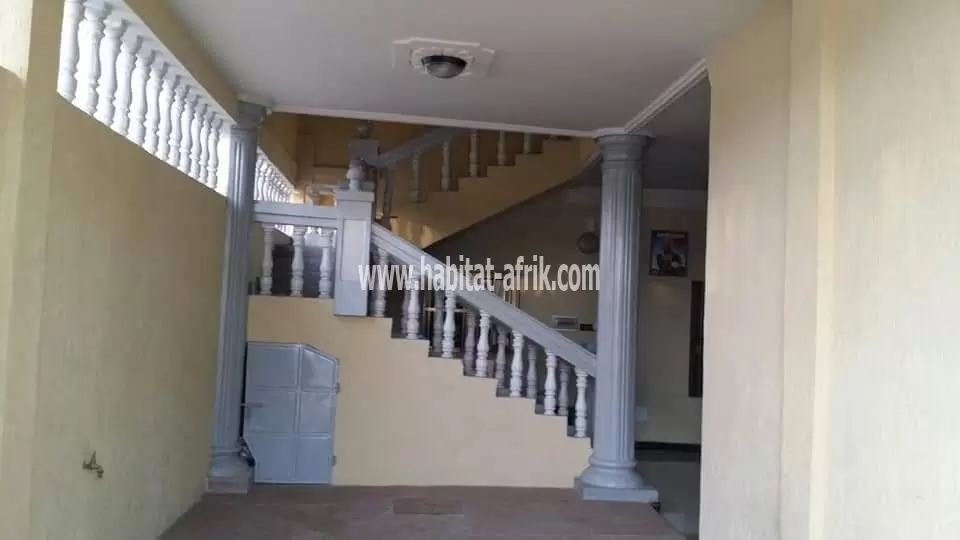 LOCATION VILLA MEUBLÉ DE 2 CHAMBRES SALON WCD CUISINE INTERNE A AVÉPOZO DERRIÈRE LA PHARMACIE LOMÉ-TOGO 