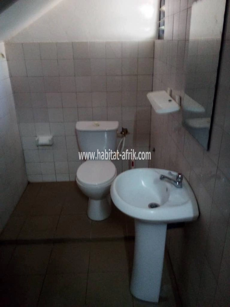 LOCATION Villa meublée 3 chambres salon wc douche cuisine toute climatisé à Gbosimé Lomé-Togo 
