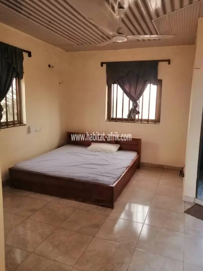 LOCATION APPARTEMENT CHAMBRE SALON WC DOUCHE CUISINE INTERNE A AGOÈ 2 LIONS 100 MÈTRES DU GOUDRON LOME TOGO 