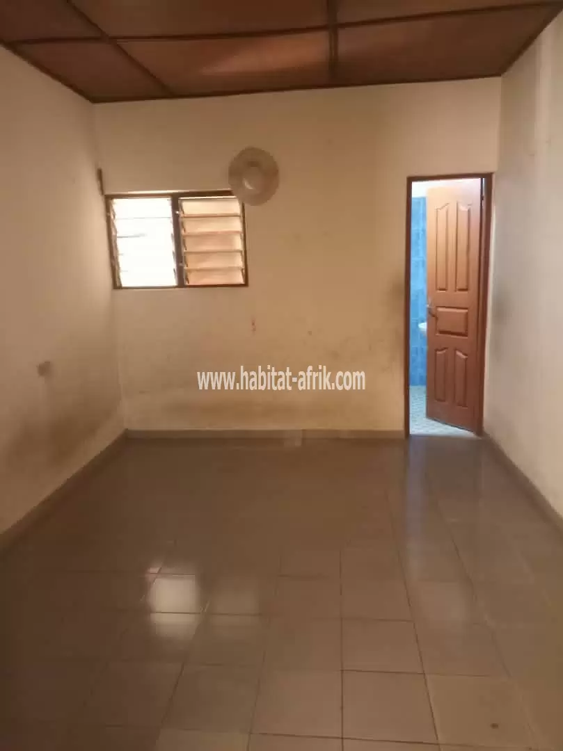 LOCATION APPARTEMENT SCINDÉ EN SON COIN 2 CHAMBRES A AVÉDJI DIASPORA LOMÉ-TOGO SALON A 