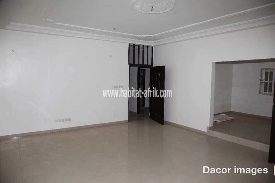LOCATION Villa APPARTEMENT COUR UNIQUE SEUL AU REZ DE 3 CHAMBRES SALON + 2 DÉPENDANCES A AGOÈ RÉSERVE LOMÉ-TOGO 