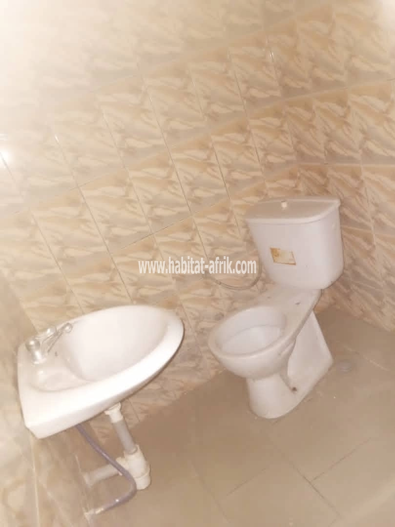 LOCATION APPARTEMENT PIÈCE WC DOUCHE INTERNE CLIMÉ A TOTSI LOME-TOGO 