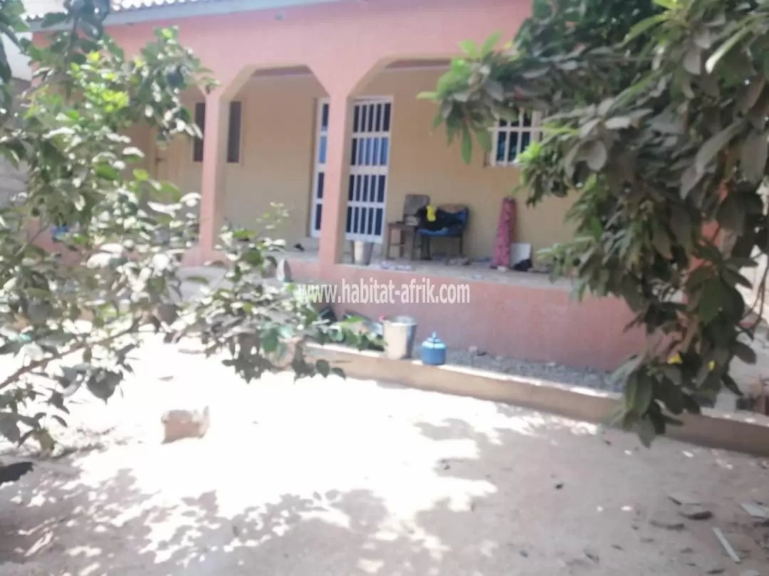 MAISON À VENDRE SUR DEMI LOT 300 MÈTRES CARRÉ À AGOÉ LEGBASSITO 500 DU GOUDRON LOME TOGO 