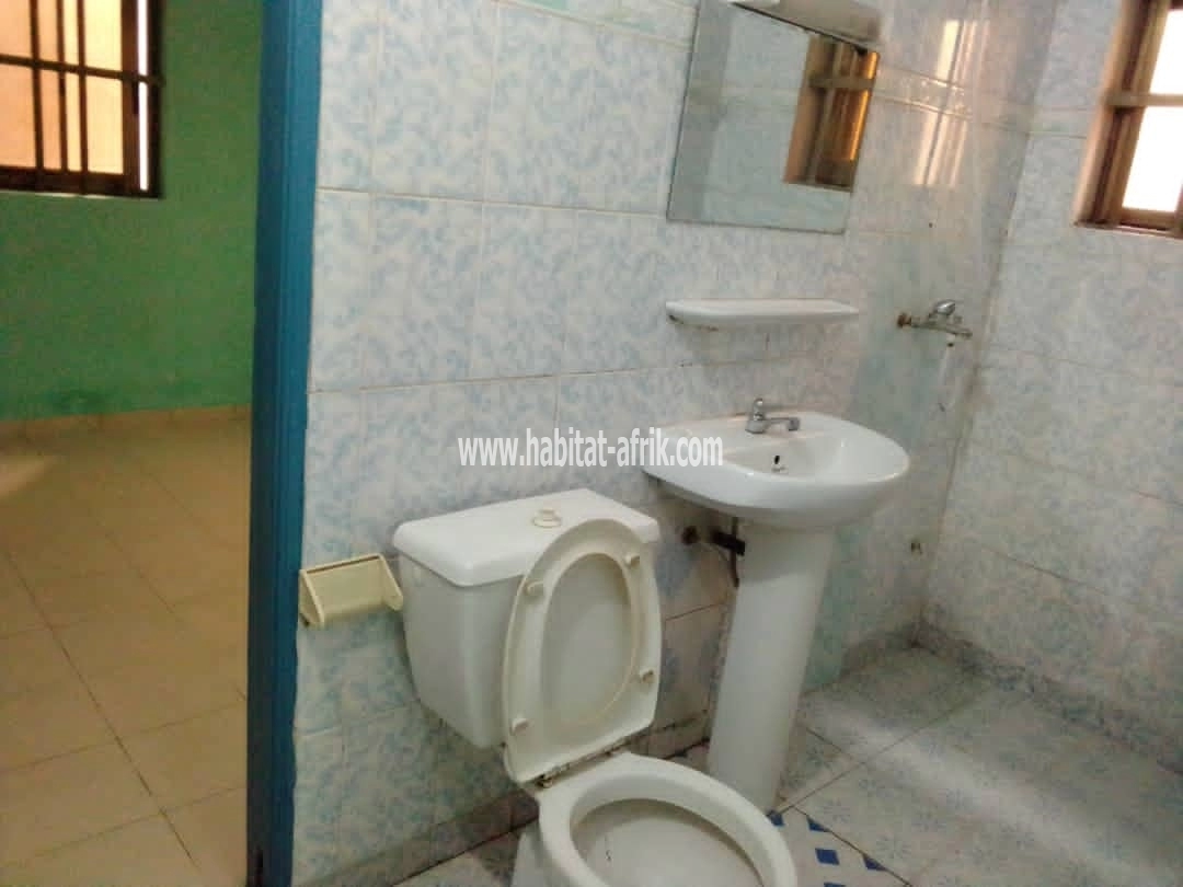 LOCATION Appartement cour unique scindé 2 chambres salon wc douche cuisine interne + dépendance à hedzranawoé Lomé-Togo 