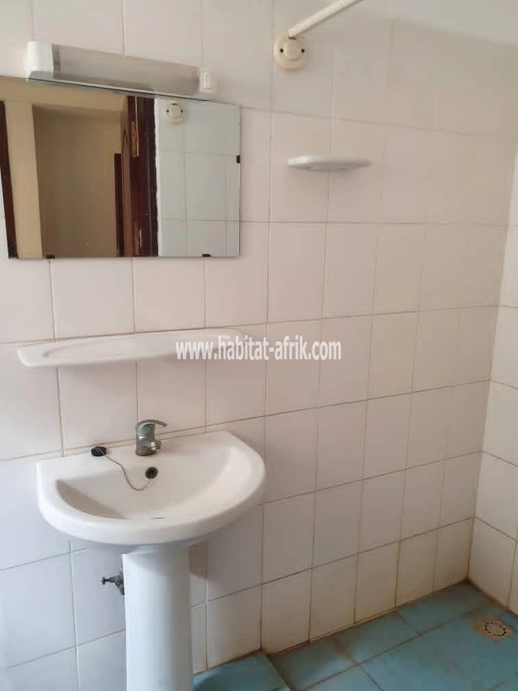 LOCATION VILLA 5 CHAMBRES SALON WC DOUCHE CUISINE INTERNE A NOUKAFOU MÈCHE AMINA LOME-TOGO 