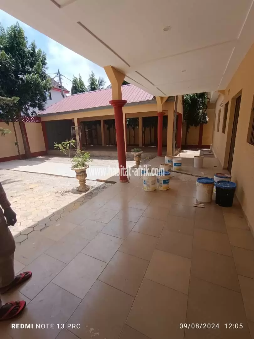 VILLA AU REZ-DE-CHAUSSÉE À LOUER À LOMÉ, QTIER AGOÈ 