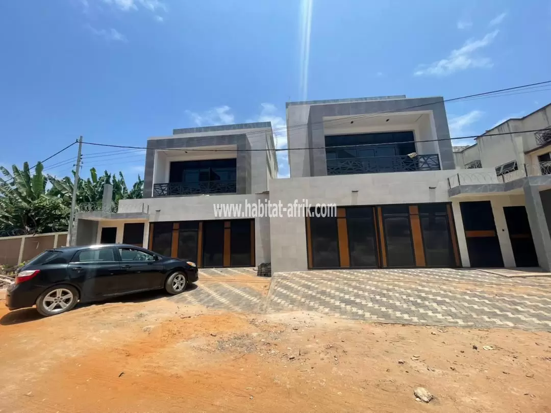 À VENDRE: VILLA TRIPLEX À LOMÉ QT FOREVER 