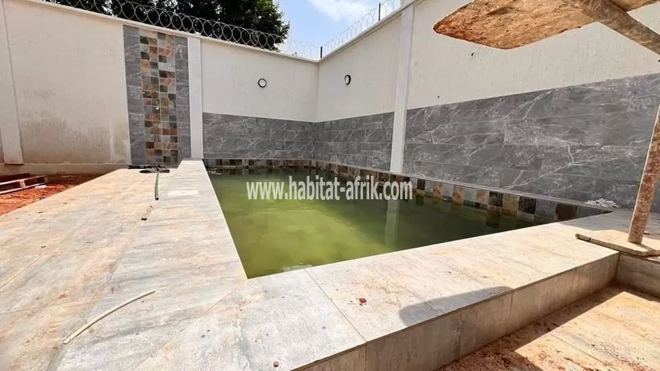 À VENDRE: VILLA TRIPLEX À LOMÉ QT FOREVER 