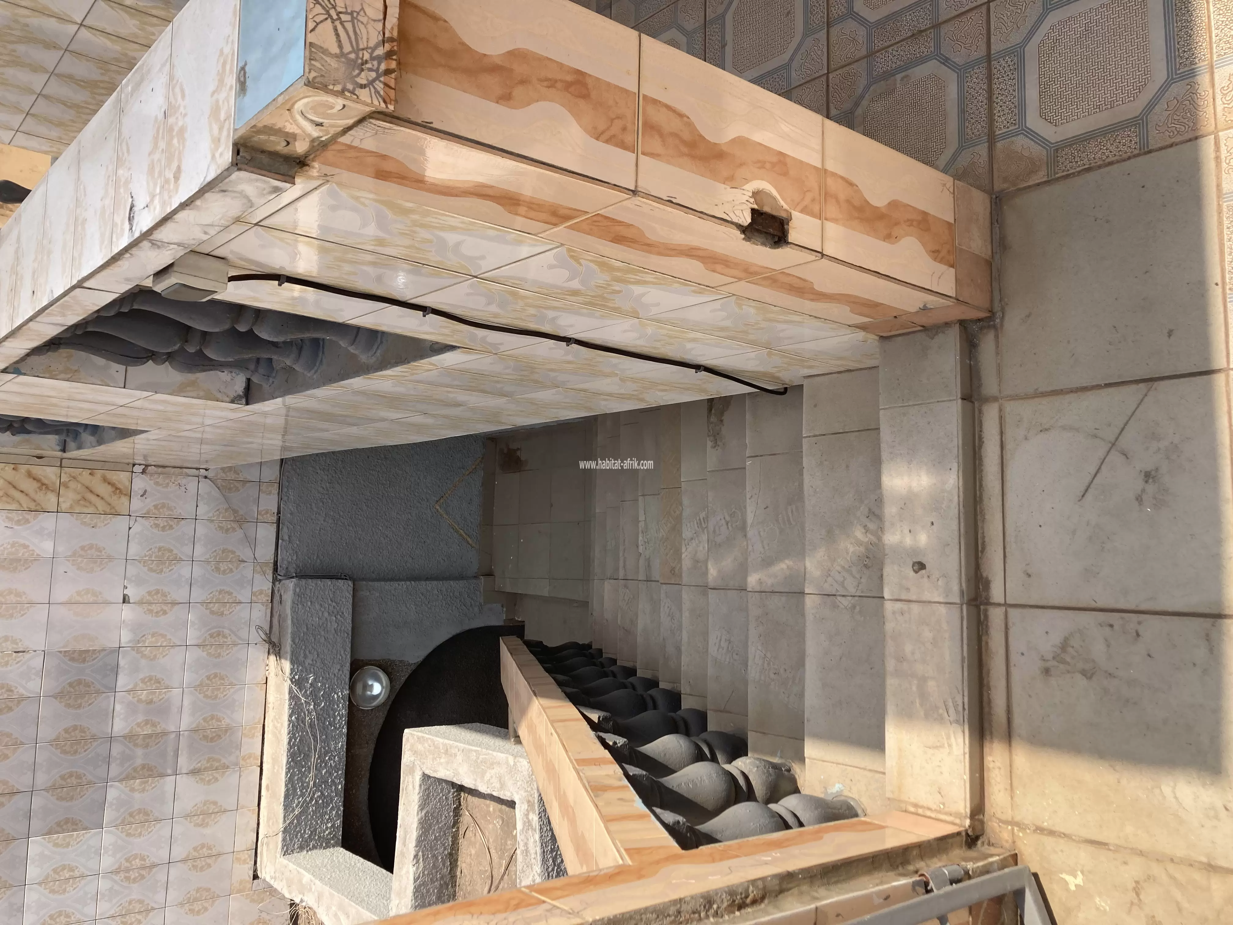 Je mets en location un appartement anglais cour unique a l’étage de 2 chambres salon wcd cuisine terrasse balcon paillote derrière la foire togo2000 lycée technique atsiegou lome togo