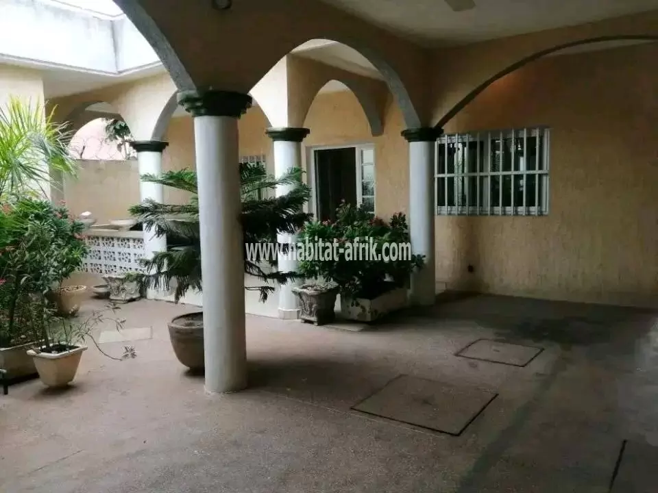 Je mets en vente une maison sur demi lot trois (3) chambres salon a agbalepedo lome togo