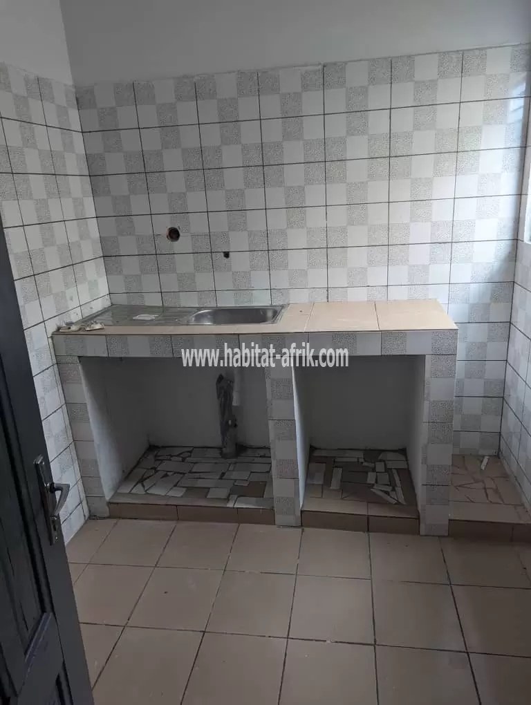 Je mets en vente une maison de 2 chambres salon sur demi lot a togokome 150 mètres du goudron lome togo