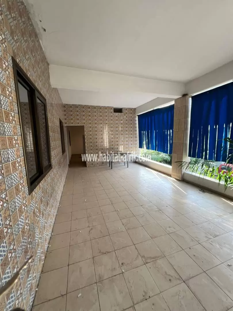 Je mets en location un immeuble comportant des bureaux et de grandes hall garage 15 voitures a djidjolé lome togo