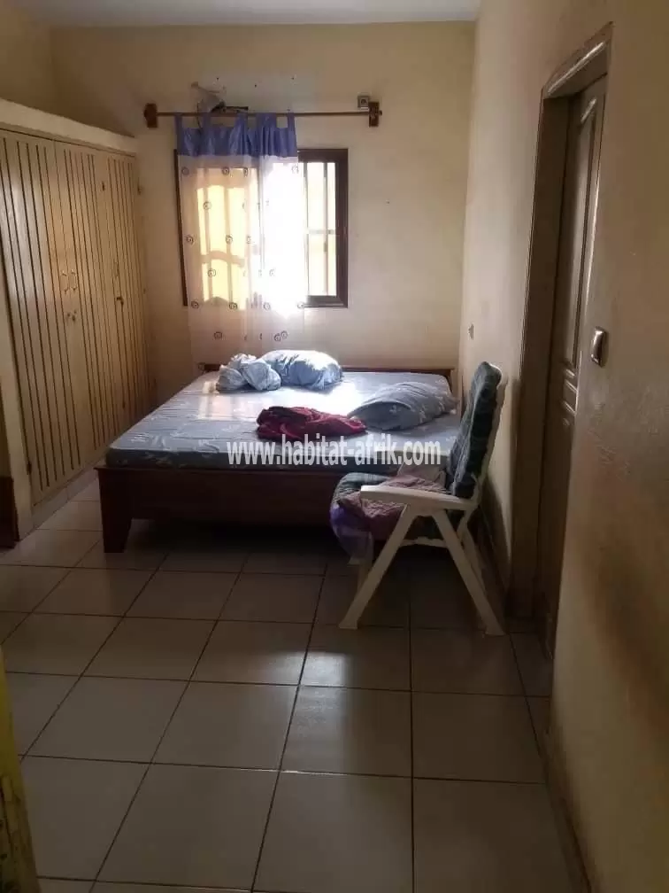 Je mets en vente une maison sur demi lot de cinq (5) chambres salon deux (2) dépendance avec a hedzranawoe lome togo